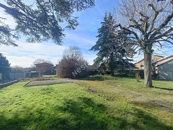 Terrain plat de 707 m² au calme et centre village