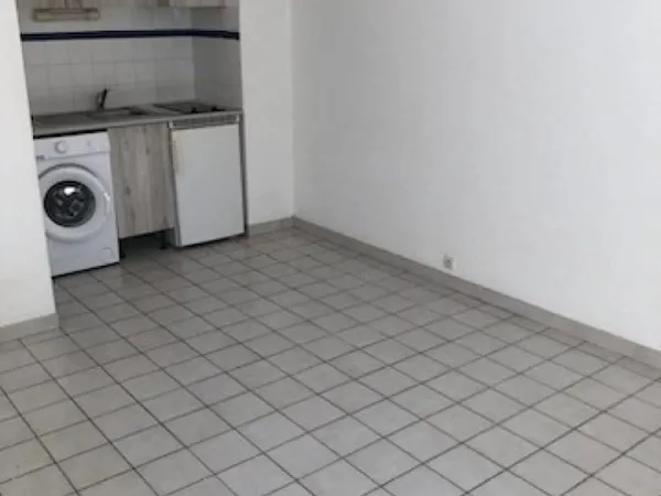 Montpellier  Aiguelongue superbe studio de 27 m2 en rez de jardin + parking