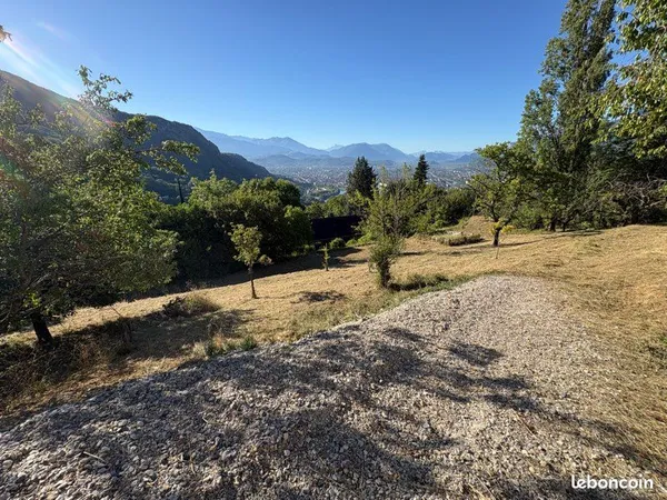 À vendre - Terrain constructible de 2 220 m² - Saint-Martin-le-Vinoux, hameau de Narbonne