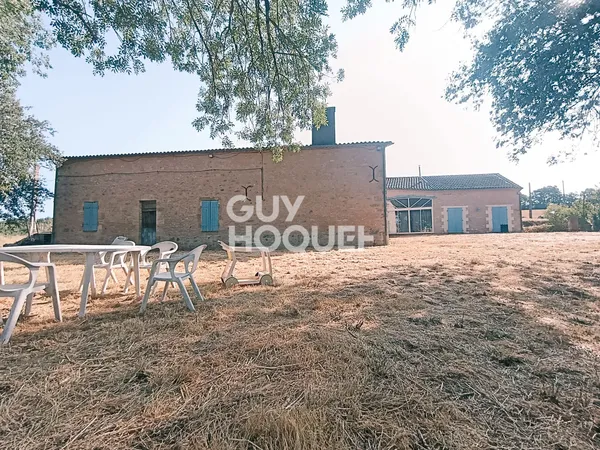 Ensemble immobilier avec maison, grange, et terrain