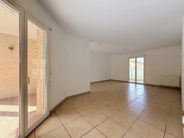 Maison T5 de plain-pied avec 4 chambres et jardin
