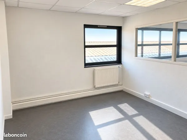 Bureau de 12m² à 2min à pied de la gare
