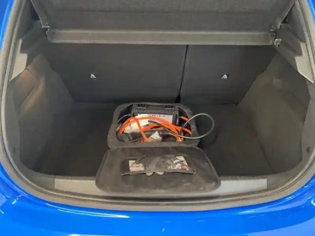 Peugeot 208 e- 136ch gt pack — photo 10