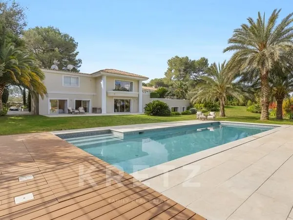 Domaine Privé à Mougins : Une Adresse Rare et Confidentielle