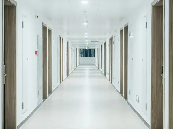 Dol immobilier : la Cour de cassation permet à l'acheteur de garder son appartement et d'obtenir 15 % du prix, soit 106 500 €, pour un voisin menaçant passé sous silence
