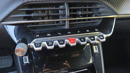 Peugeot 2008 1.2 PureTech 130 EAT8 - Allure Pack – 2022 – 79016 km – Essence – Boîte Automatique — photo 17
