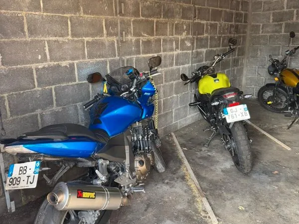 Emplacement moto à louer dans un garage partagé