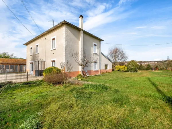 Maison en pisé avec du terrain