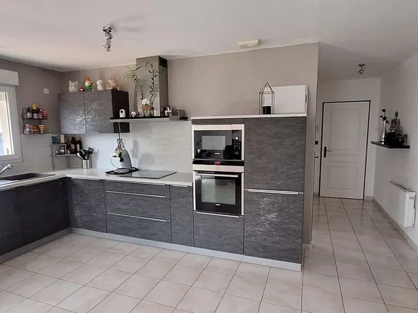 Maison plain-pied 4 pièces - 3 chambres - Garage & jardin