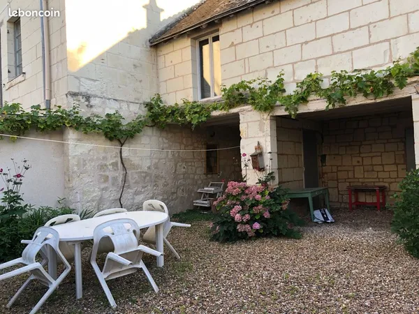 Dans le bourg de Candes-St-Martin