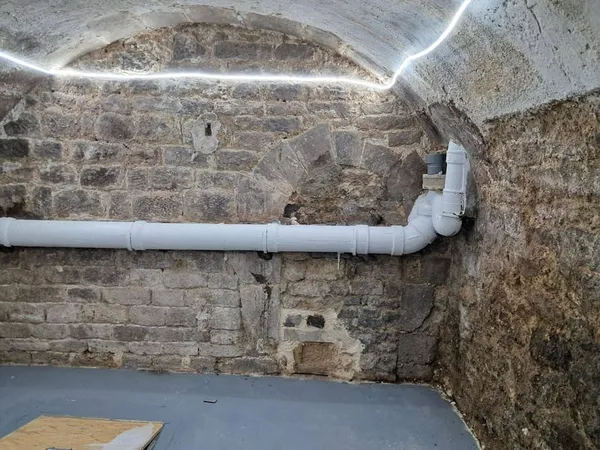 Cave 17 m²
