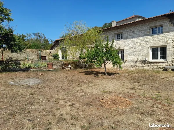 Maison ou gîte 10 pièces à rénover en Charente