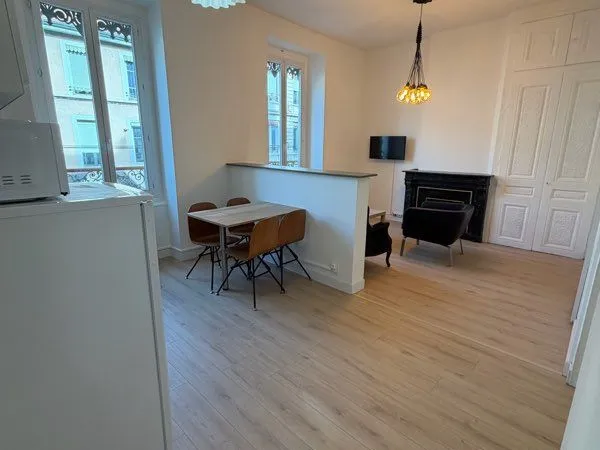 Av apparemment T2 bis meublé