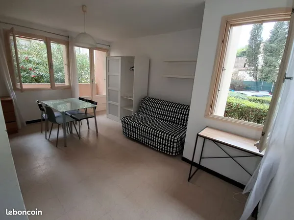 Particulier Loue STUDIO MEUBLE LIBRE pour ETUDIANT ou stagiaire 22m²