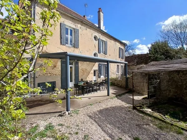 Maison de maître au centre ville de Lormes avec jardin et dépendance, commerces à pied.