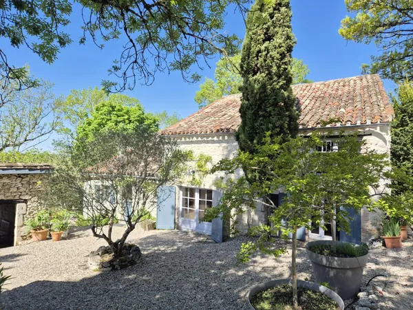 Deux maisons en pierre de caractère avec piscine, dépendances et 1,2 hectare de terrain près de Mont