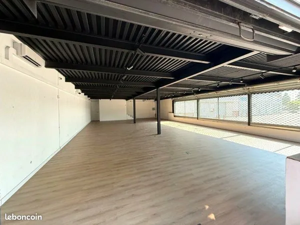 LOCAL COMMERCIAL 400 m² ROQUEBRUNE SUR ARGENS