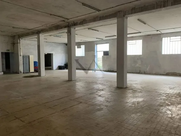 Entrepôt 897 m²