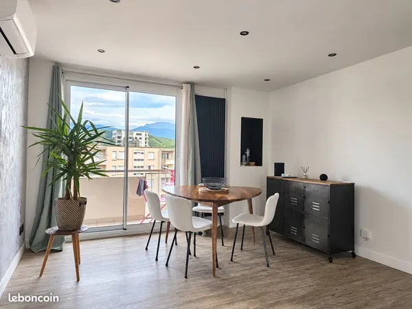 T3 rénové de 70 m² avec balcon, vue montagnes et parking