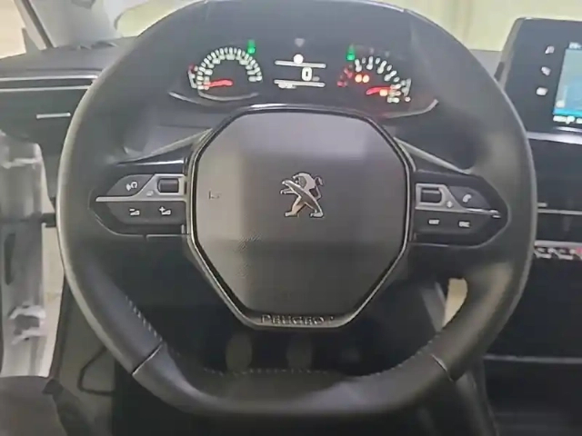 Peugeot 2008 puretech 130 s&amp;s bvm6 — photo 9