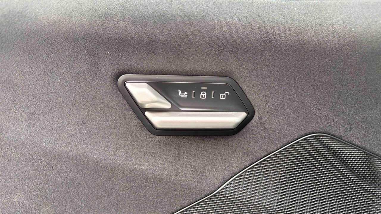 BMW iX3 50 xDrive — photo 10