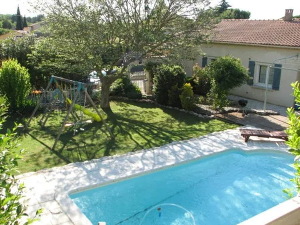 Maison plain-pied 3 Chbes sur 980 m², piscine