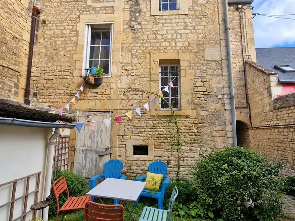 Appartement 2 pièce, cave et cour intérieure