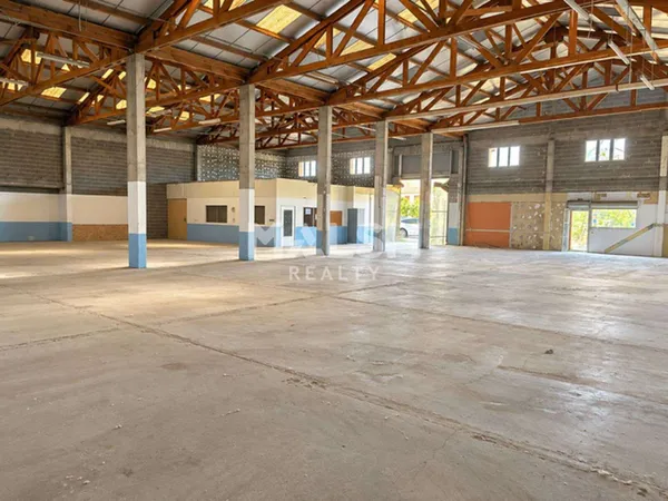 Local d'activités de 940 m² avec cour extérieur pr