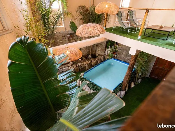 Ancien prieuré romain d'exception avec patio, piscine et garage
