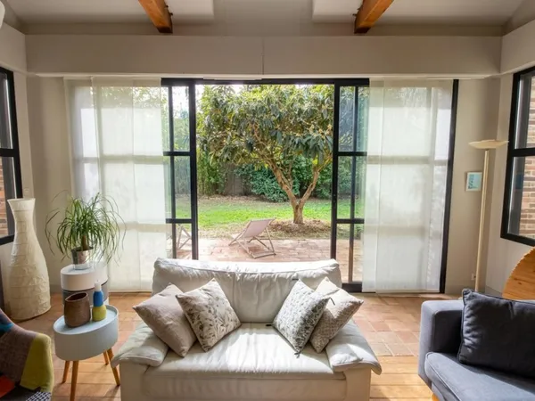 LAVAL - MAISON DE CARACTÈRE DE 240 M² AVEC JARDIN ARBORÉ DE 1 180 M², À DEUX PAS DU CENTRE-VILLE