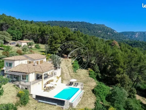 Propriété 5 pièces 213 m²