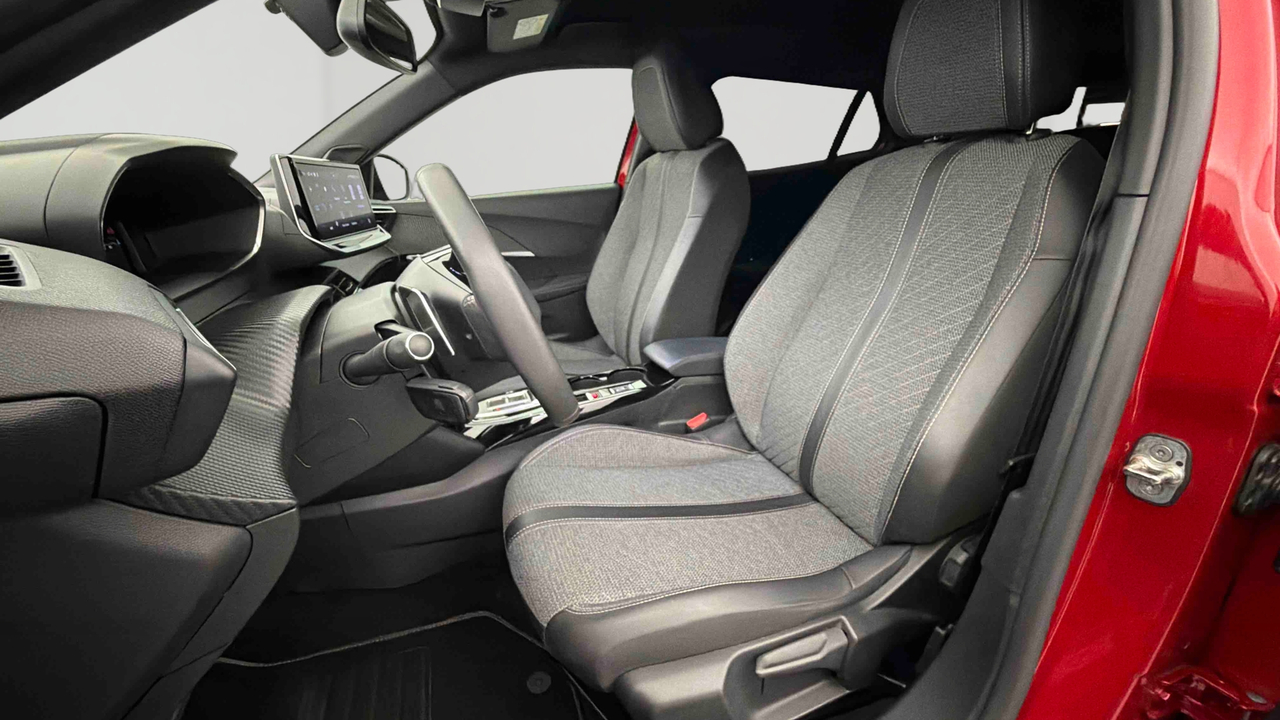 Peugeot 2008 PureTech 130 S&amp;S EAT8 — photo 11