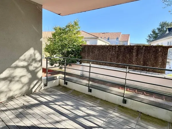 Appartement T3 en excellent état, box et local vélos.