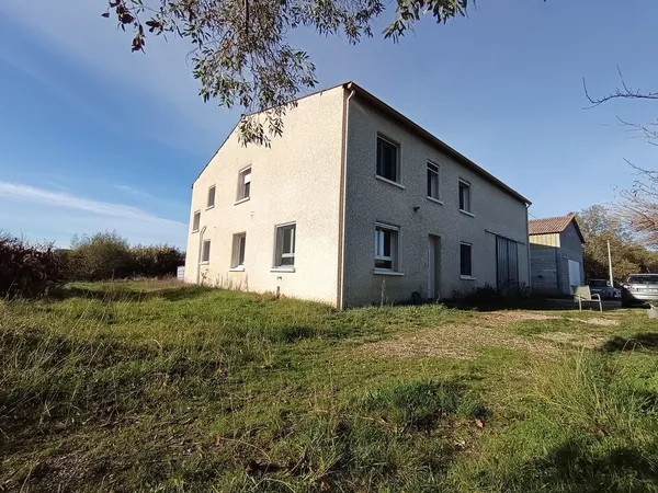 Orgueil - Maison avec lac - 5 chambres - 164 m2 - garage 80 m2 - hangar 120 m2 + 200 m2 - terrain 38