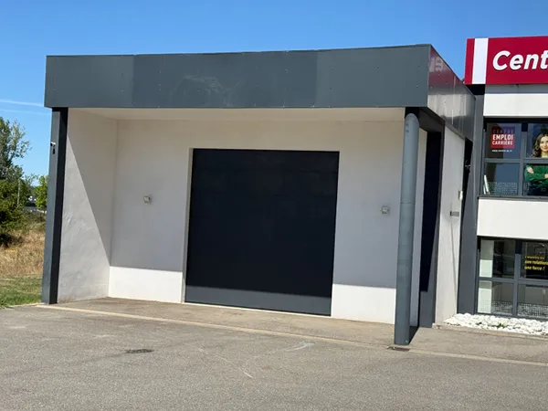 A LOUER LOCAL PROFESSIONNEL 150 M2 SORTIE AUTOROUTE ZA GABRIELAT