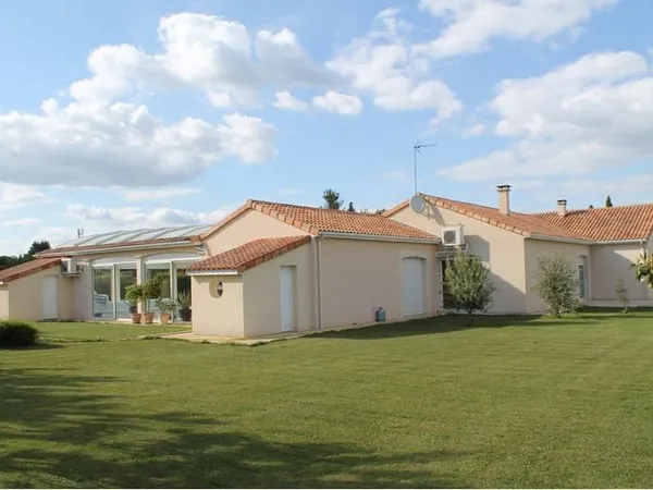 Magnifique maison de 215m² à Pleumartin avec piscine couverte de 153m²