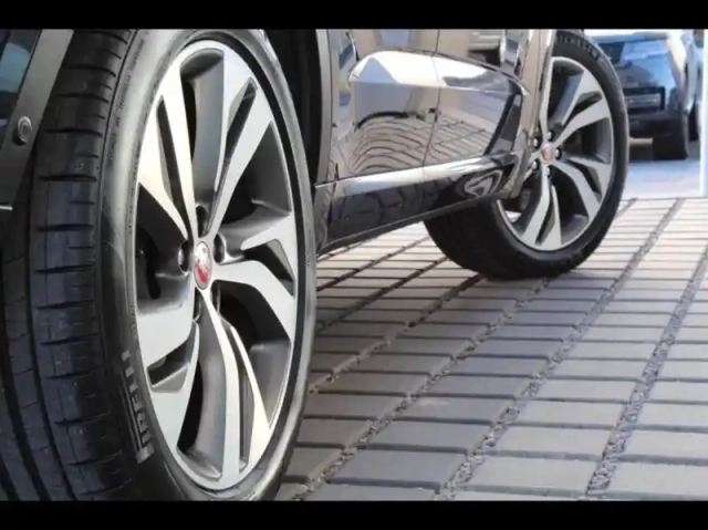 Jaguar E-Pace p300e phev r-dynamic hse bva awd — photo 30