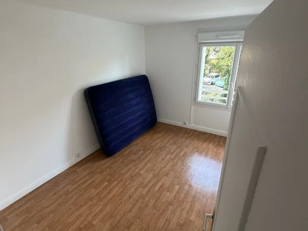 Chambre à partager avec une fille ou 2