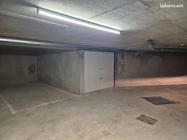Garage box fermé en sous-sol