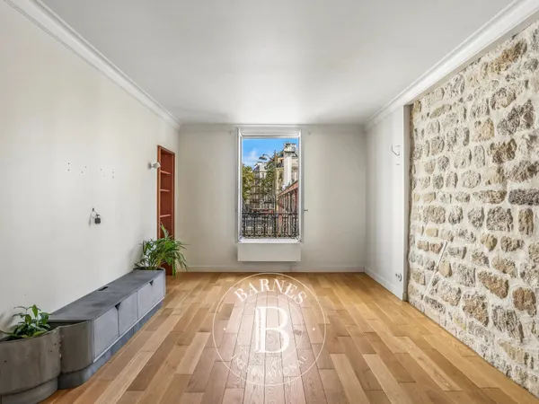 Off Market - Voltaire - Deux pièces - Traversant - Rénové par architecte