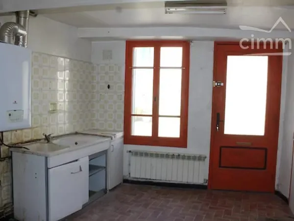 A vendre une maison de village avec un jardin et un toit terrasse