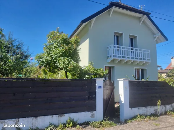 Maison 210 m2 au sol, à 5 mn à pied du centre et de la gare de Thonon. 7 chambres et 2 salles de bai