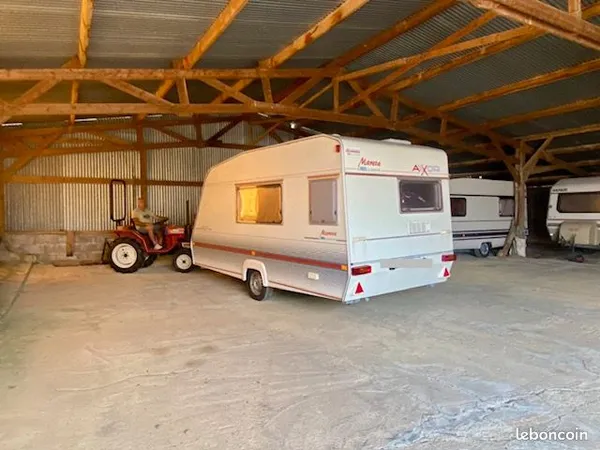 Place de parking sous abri - Remisage caravane - Août 2026