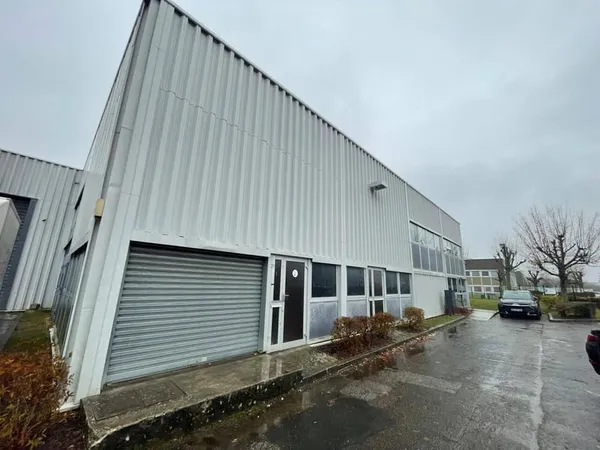 Local d'activité 144 m²