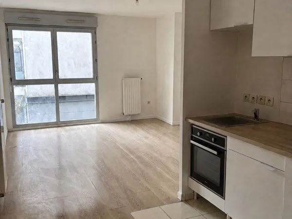 Studio 28 m² rénové à neuf + place de parking