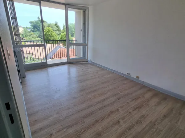 T1 de 33 m² avec balcon, parking et cave, Roussillon