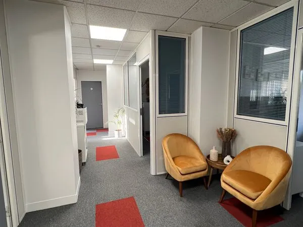 Bureau traversant de 116 m² avec 2 parkings - 6 bureaux fermés
