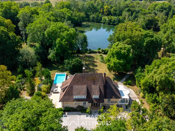 Propriété d'exception en Bourgogne dans parc majestueux avec vue sur l'étang