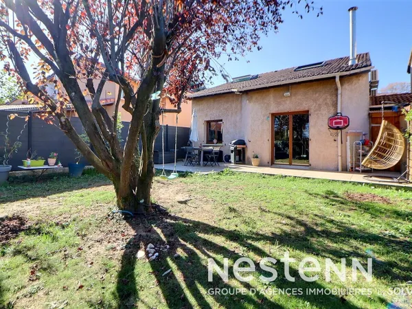 Saint-Priest Village, Maison 4 pièces, 95m², séjour cathédrale, jardin et garage