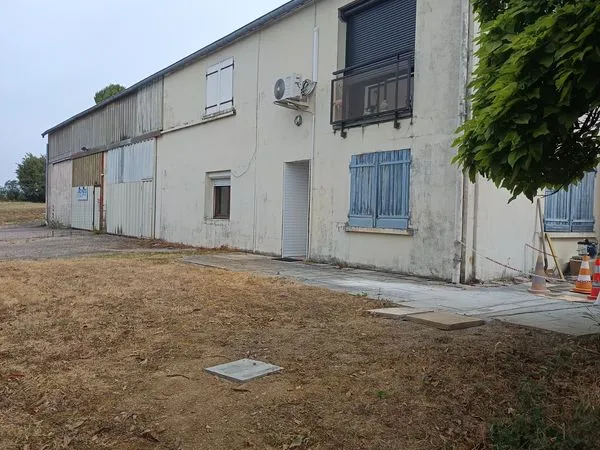 Monnieres 1 KM de Dole , location dépôt de 75 m2 et 2 bureaux attenants de 35 m2